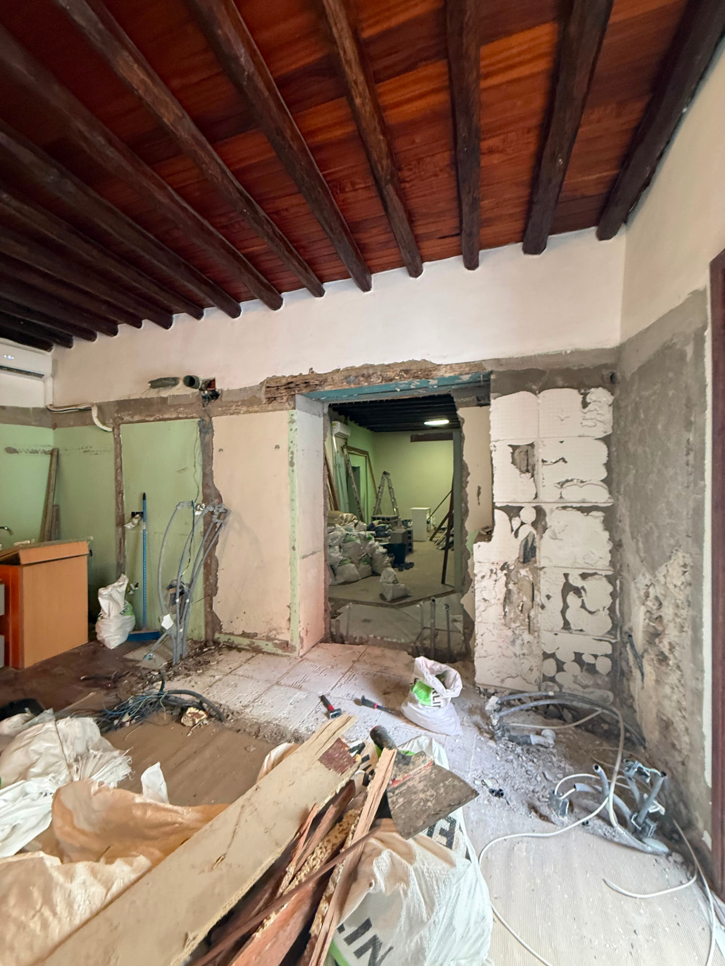 Perfumería en Vegueta, Gran Canaria: demolición de tabiques y apertura de hueco bajo techo de vigas de madera