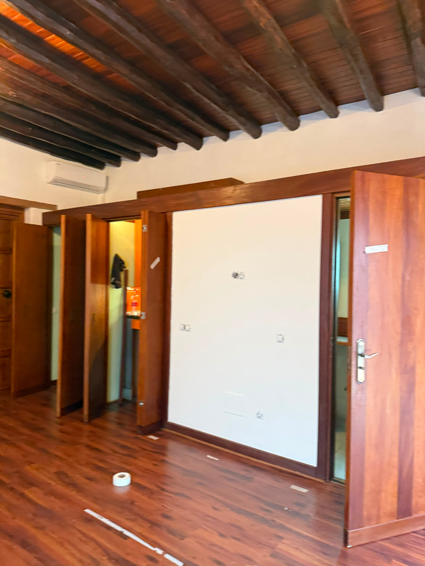 Perfumería en Vegueta, Gran Canaria: carpintería de madera y trasdosados terminados bajo techo de vigas restaurado
