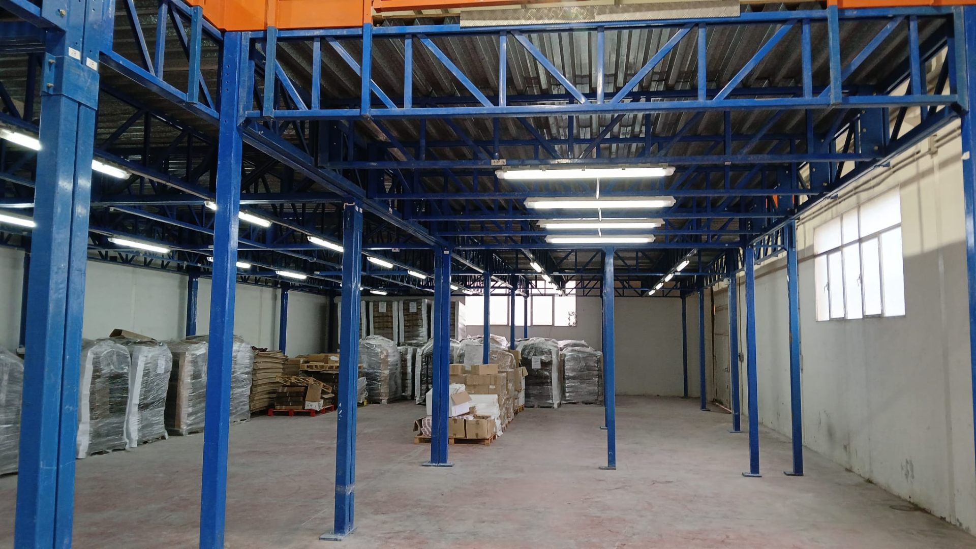 Estructura industrial con almacén ordenado y limpio mantenido por Aliserv