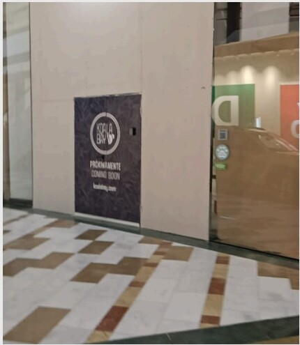 Vallado de obra Koala Bay con cartel Próximamente / Coming Soon en centro comercial