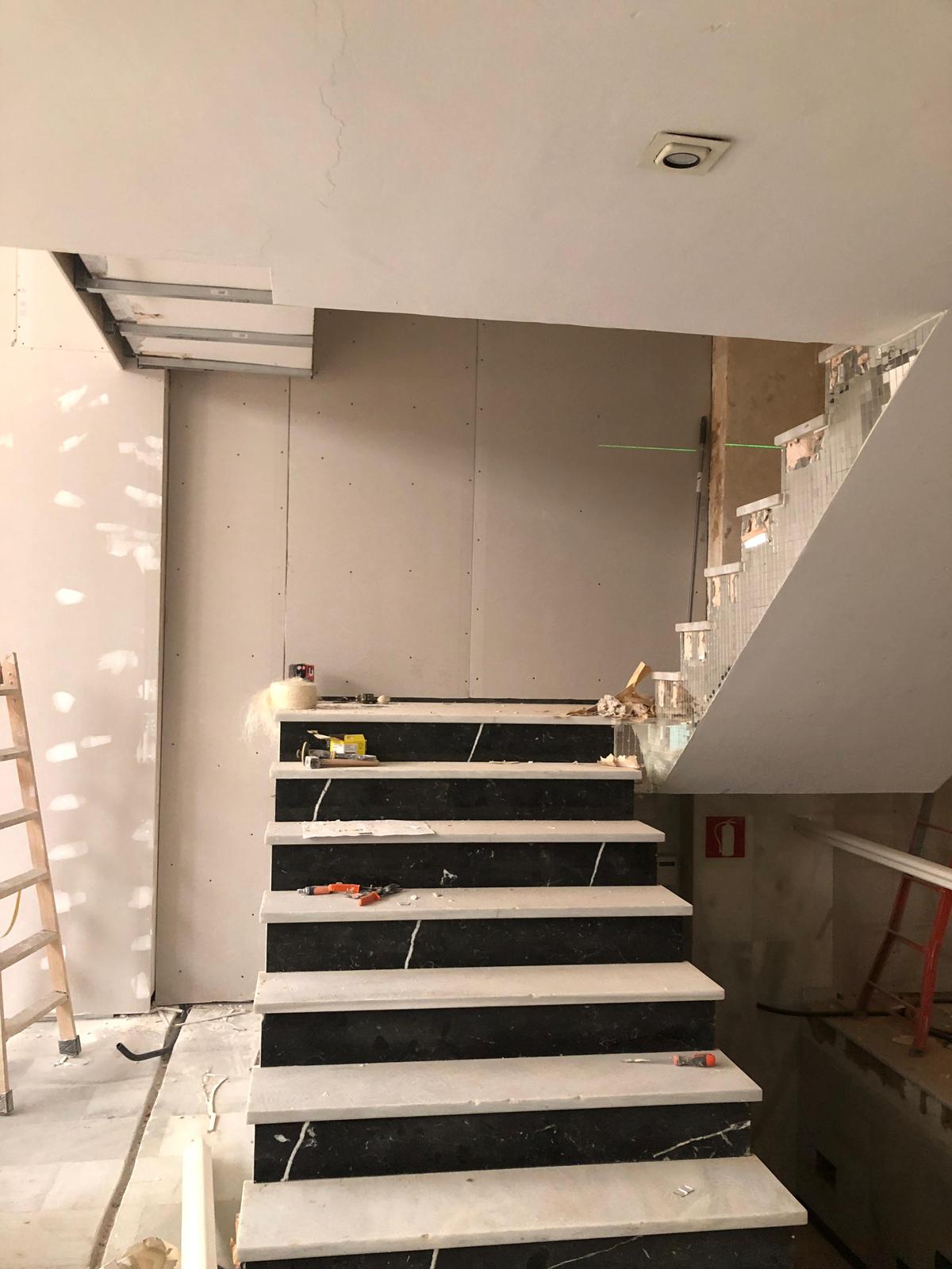 Escalera interior con acabados de piedra ejecutada por Mercurius